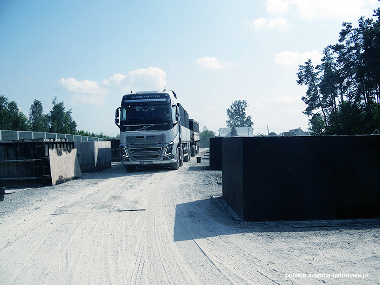 Transport szamb betonowych  w Helu